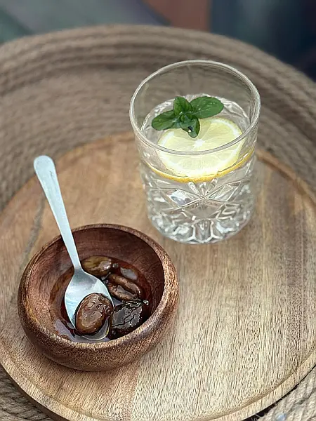 Când eram mică, în cămara mamei exista un borcan aparte dulceața de nuci verzi